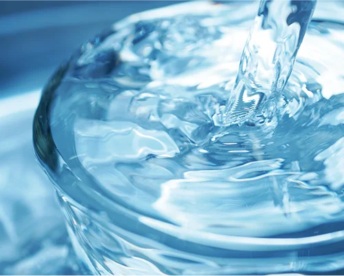 グラスに注がれるエレン水