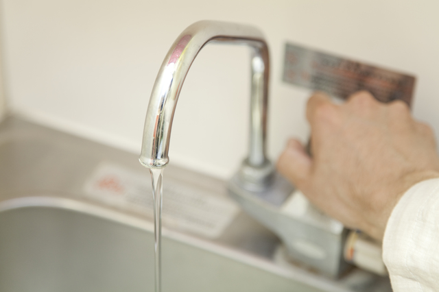 蛇口から出る水